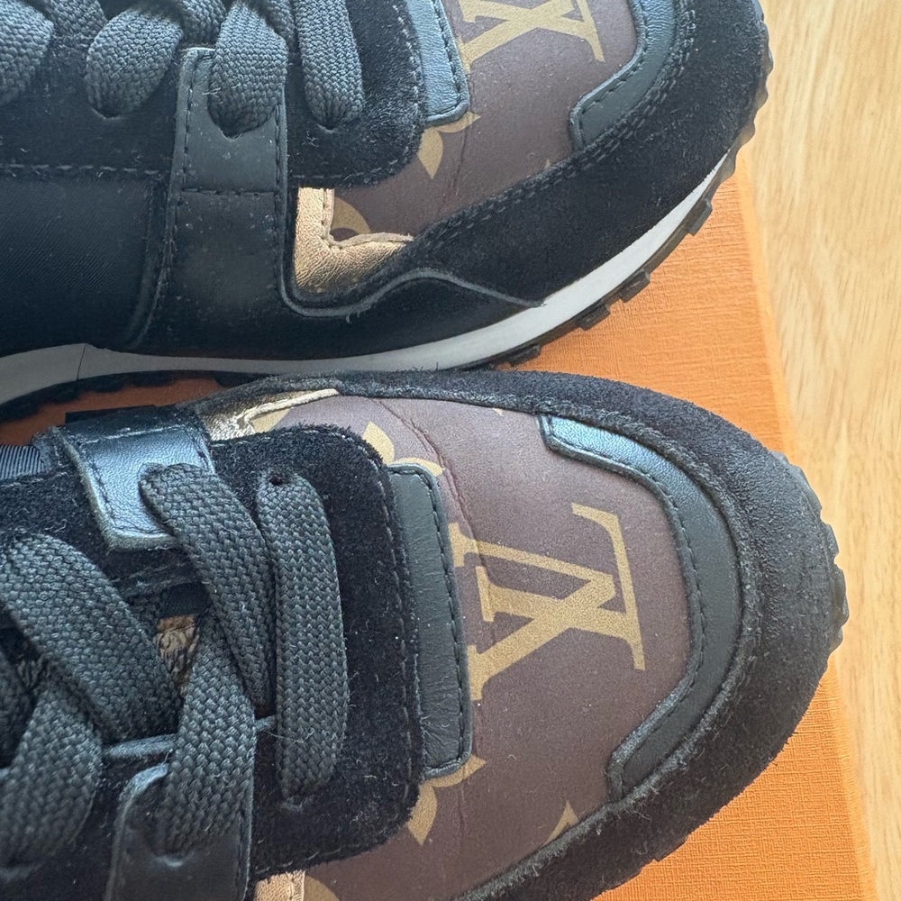 EUC- Iconic Louis Vuitton Runaway model Monogram Sneaker, 7.5 - Picture 10 of 14